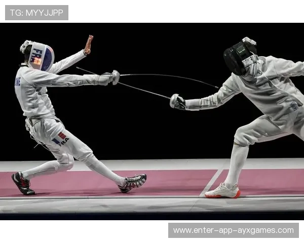 击剑选手空中刺击命中,全场震撼 击剑选手空中刺击命中,全场震撼