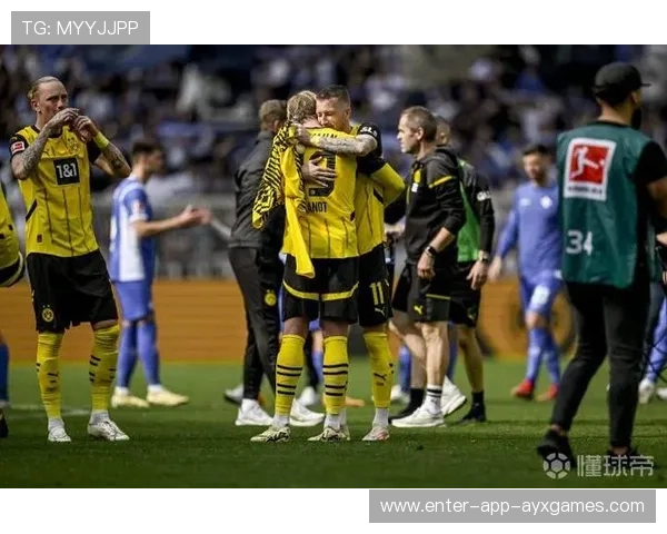 多特布兰特底线回传助攻队友近距离破门，展现完美团队配合！