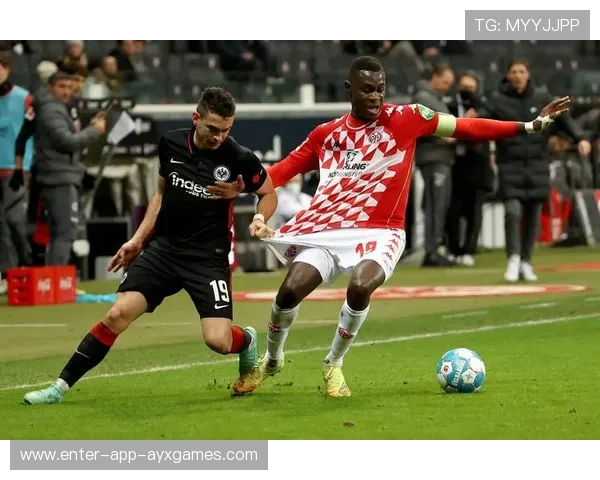 德甲法兰克福反击贯穿效率极高，现场气氛高涨的夜晚